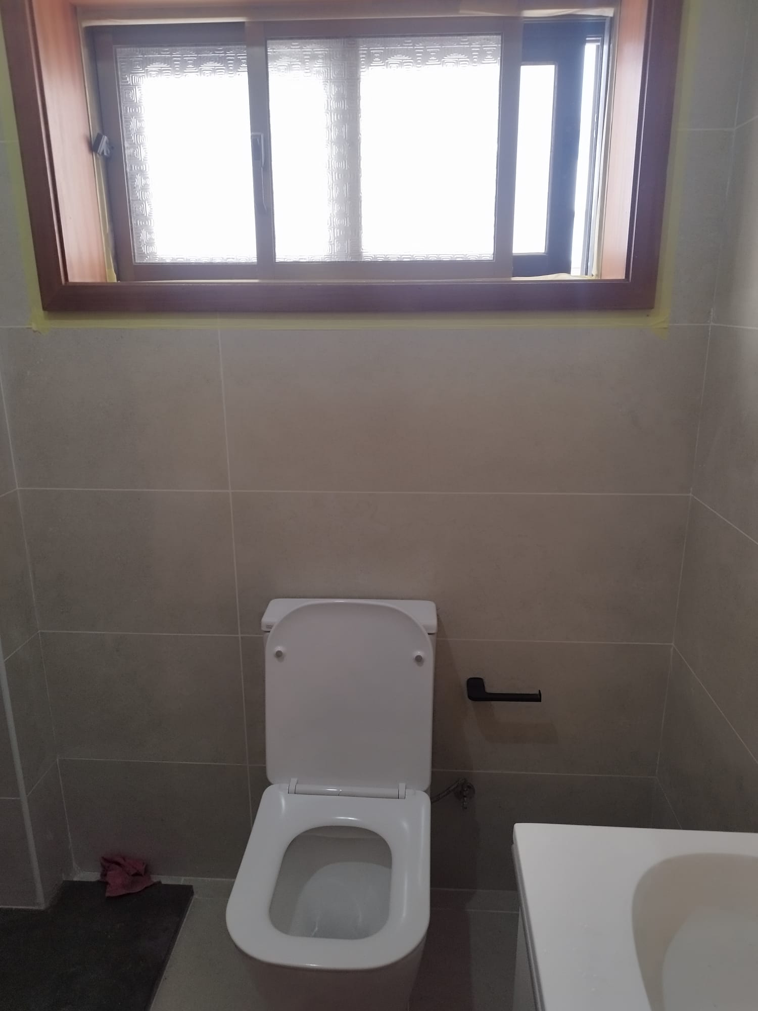 Casa de banho com sanita suspensa e revestimento cerâmico