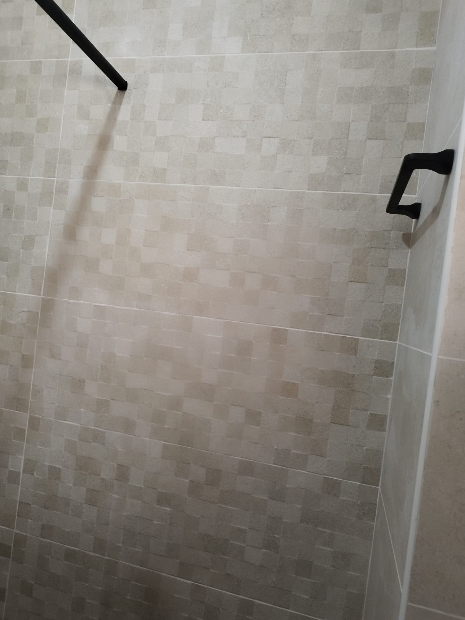 Detalhe de revestimento mosaico em zona de duche